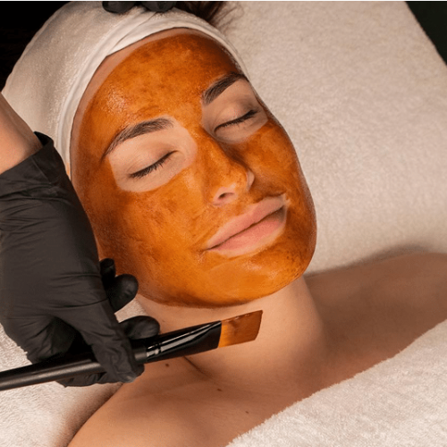Professionel ansigtsmaske under ansigtsbehandling i Odense