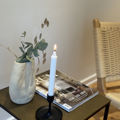 Hyggeligt interiør med lys og vase i salon til ansigtsbehandling i Odense
