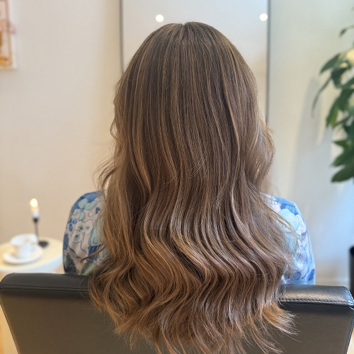 Balayage med bløde bølger i brunt hår hos frisør i Odense