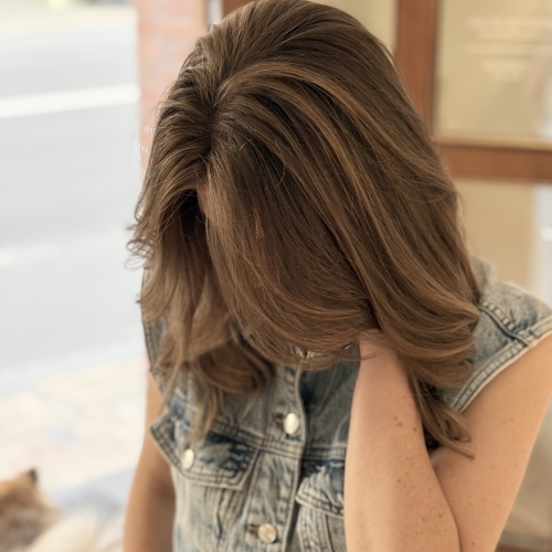 Balayage i brunt hår med naturlige striber hos frisør i Odense