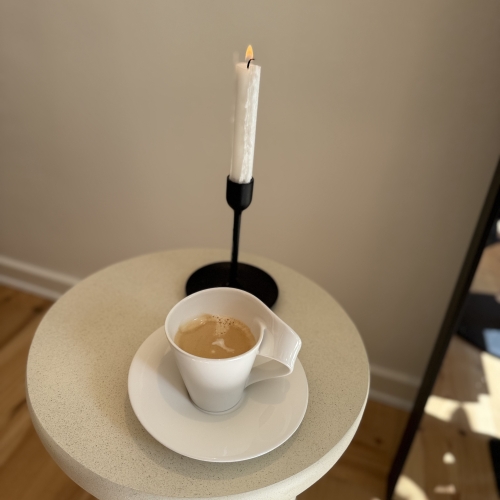 Hygge med kaffe i salonmiljø ved balayage i Odense