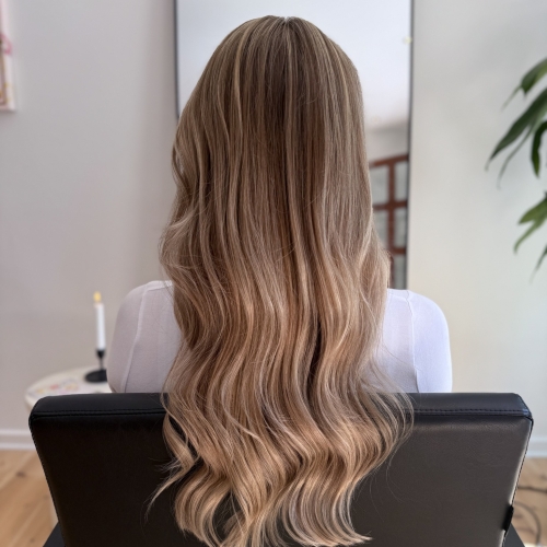 Holistisk dameklip og balayage i Odense – langt hår med naturlige bølger og glans