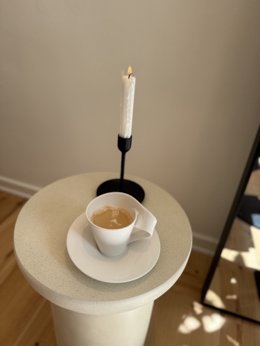 Kaffekop og lys i hyggelig salonstemning ved dameklip i Odense