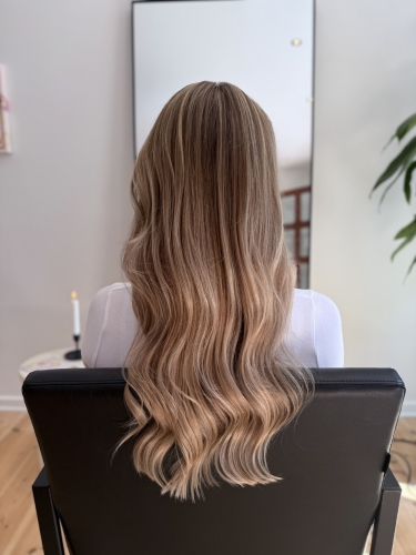 Holistisk dameklip og balayage i Odense – langt hår med naturlige bølger og glans