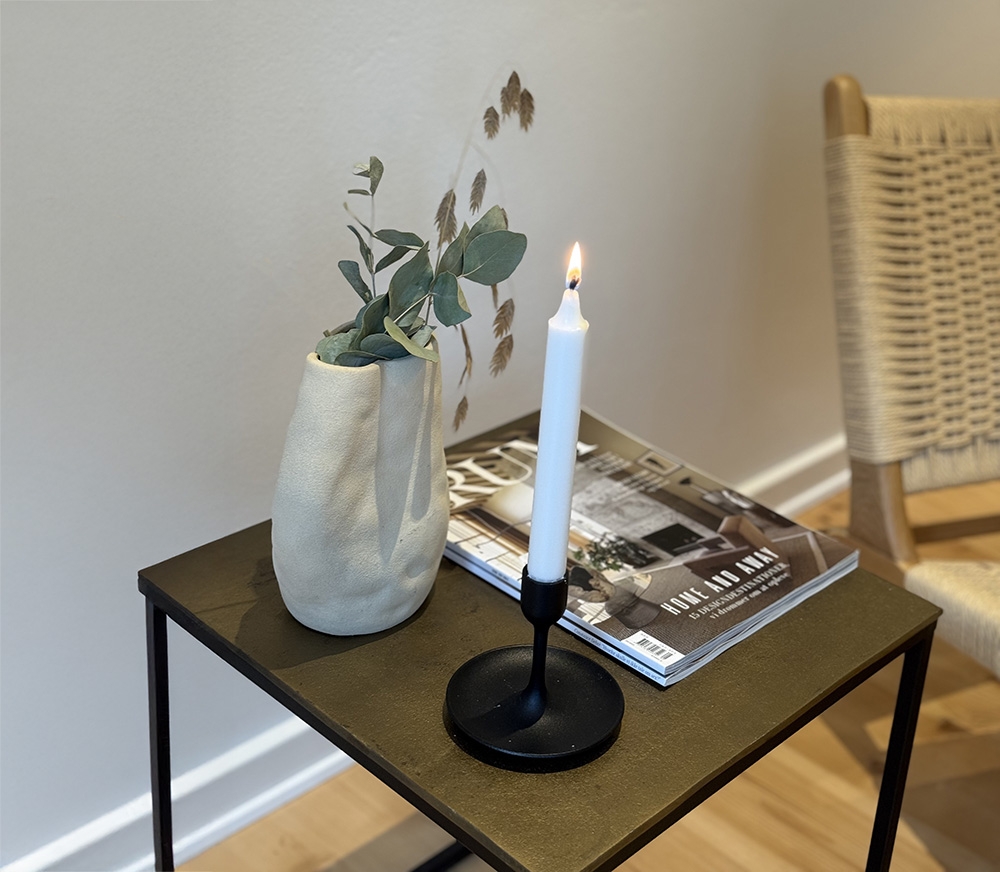 Moderne frisørstol foran spejl i lys salon hos frisør i Odense