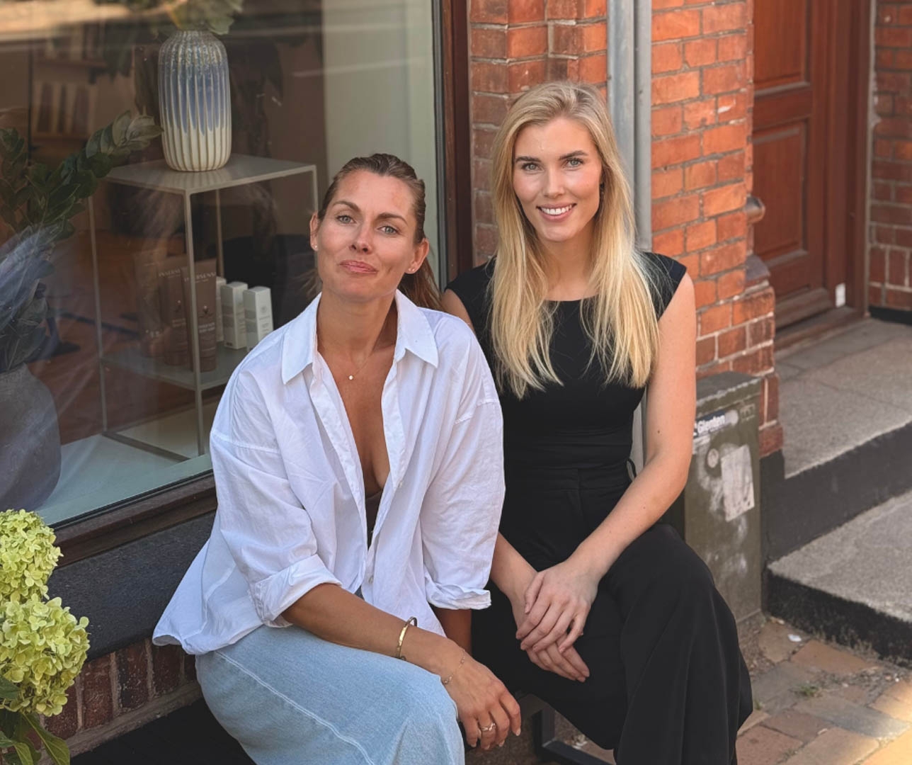 Teamet bag Juel Studio, frisør Odense, foran deres hyggelige salon