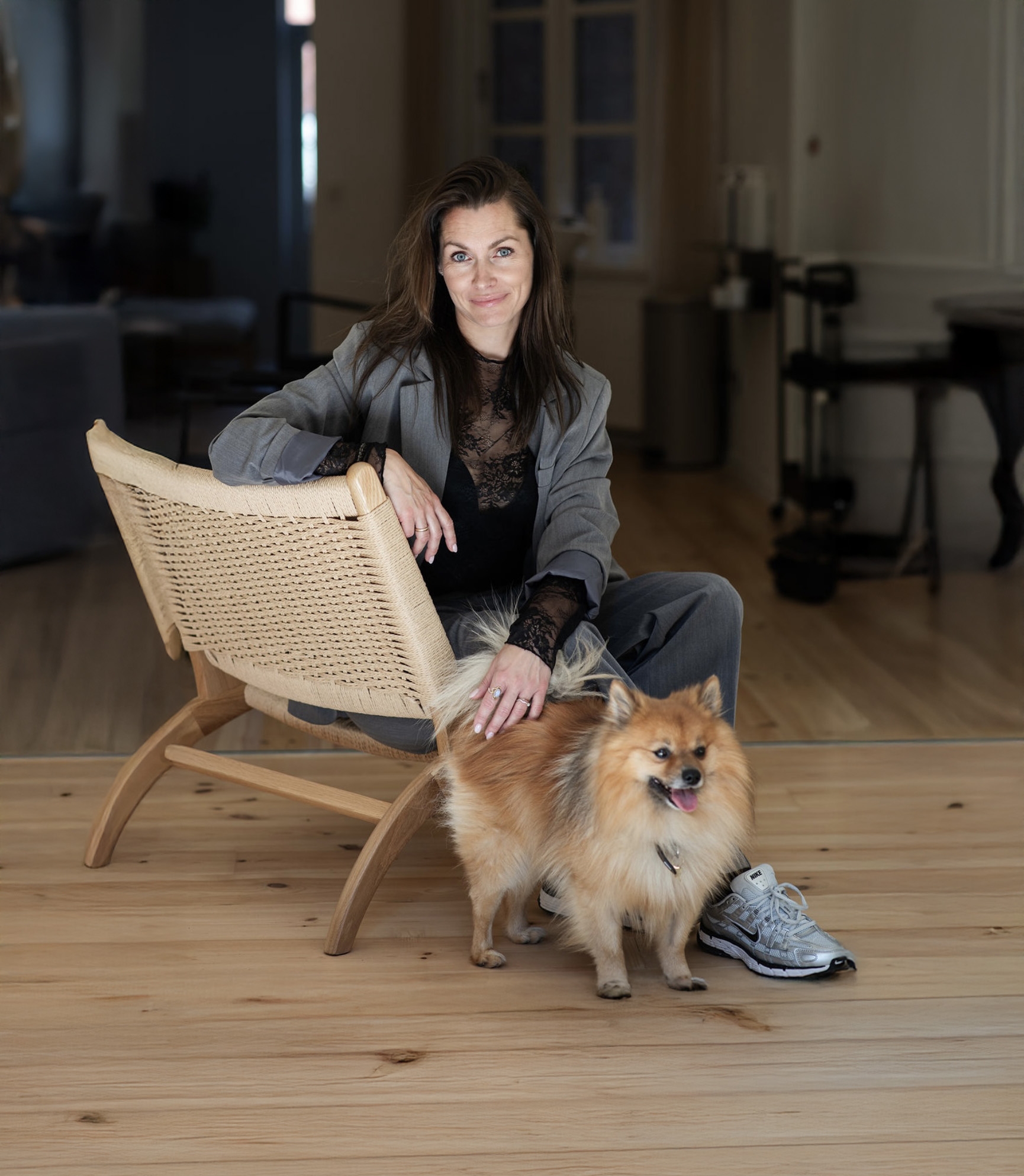 Ejer af Juel Studio, frisør Odense, siddende i salon med sin hund